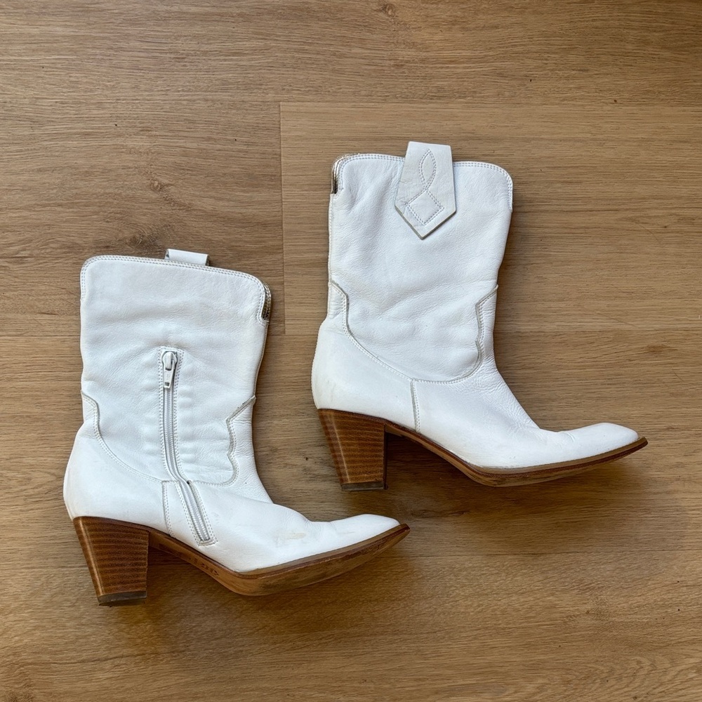 Vero Cuoio White Western Heeled Boots